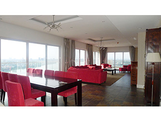 Big Lakeview Flat at Golden West Lake with large living room and balcony 