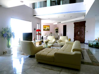 Spacious penthouse facing West Lake, large living room, modern Furnished