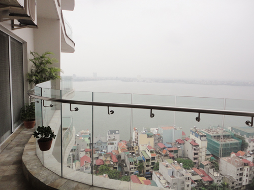 Căn hộ 2 phòng ngủ cho thuê nằm trên tầng thứ 19 của Golden West Lake Hà Nội