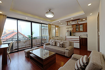 Cho thuê căn hộ phố Tô Ngọc Vân, 2PN, ban công rộng, không gian yên tĩnh.
