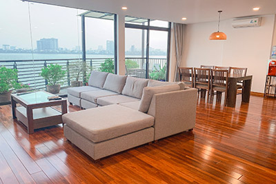 Cho thuê căn hộ view Hồ Tây, 3 phòng ngủ,có thiết kế thời thượng, tại mặt phố Quảng Khánh, Hà Nội