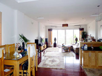 Căn hộ đẹp 2 phòng ngủ với phòng khách rộng và ban công cho thuê tại Trúc Bạch