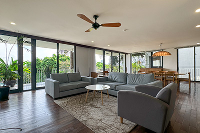 Cho thuê căn hộ 4 phòng ngủ view hồ phố Quảng Khánh yên tĩnh, Tây Hồ