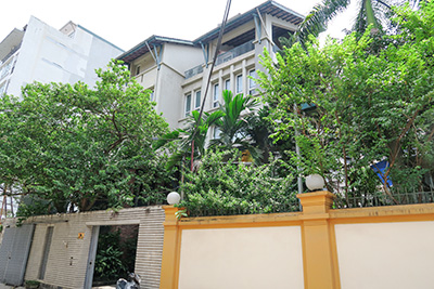 Beautiful House with Front Yard & Swimming Pool for Rent in Tay Ho – Car Access