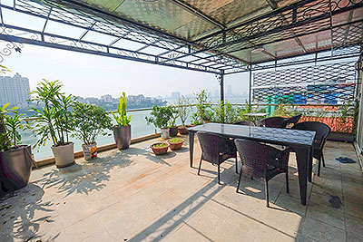Cho thuê căn hộ 3 phòng ngủ, sang trong, mặt phố Quảng An, view Hồ Tây, tại quận Tây Hồ, Hà Nội