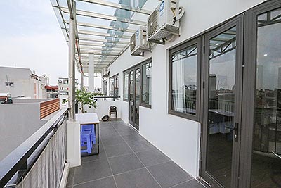 Big balcony on top floor apartment on Xuan Dieu for rent, new furniture