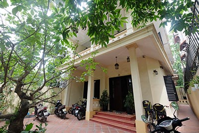 Big courtyard & furnished house in the heart of Tay Ho to rent