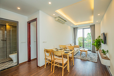 Cho thuê căn hộ 2 phòng ngủ mới tinh có ban công lớn tại Vũ Miên, View Hồ