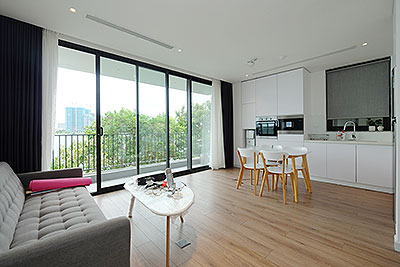 Cho thuê căn hộ 2 phòng ngủ, 100m2, view Hồ Tây, hiện đại, cao cấp tại phố Nhật Chiêu, Hà Nội