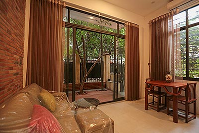 Cho thuê căn hộ một phòng ngủ ở phố Đặng Thai Mai, ban công rộng