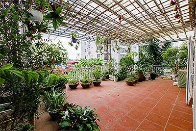 Căn hộ 01PN trang bị đầy đủ nội thất, tầng cao ban công cây xanh đẹp.