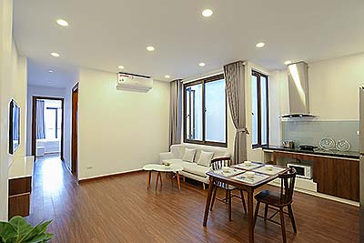 Căn hộ 2PN đầy đủ nội thất, có ban công thoáng tại Yên Phụ.