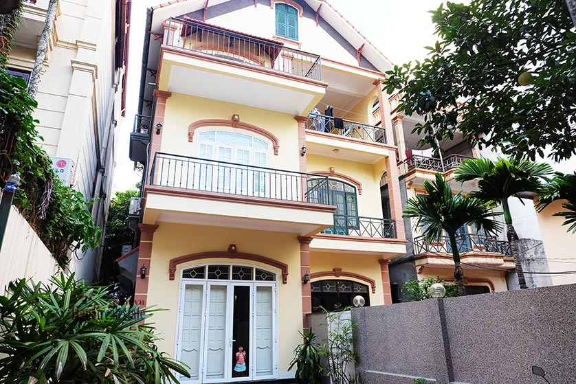 Cho thuê nhà có sân rộng trong ngõ Tô Ngọc Vân, Tây Hồ, Hà Nội
