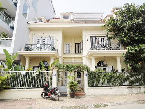 Charming house beside West-lake for rent, courtyard, big balcony.