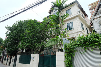 Cho thuê nhà đẹp có sân trước đường Tô Ngọc Vân