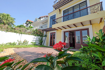 Cho thuê nhà biệt thự Tây Hồ view Hồ Tây: 4 PN, sân vườn, phong cách Đông Dương