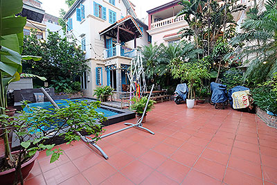 Charming house with big courtayrd and outdoor Pool in Tay Ho