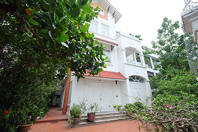 Charming Lakefront House with Courtyard for Rent in Tay Ho, Hanoi