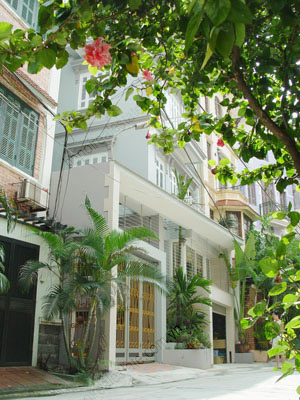 Charming, luxyry house with 4 bedroom, a garage for rent in Ba Dinh district 1