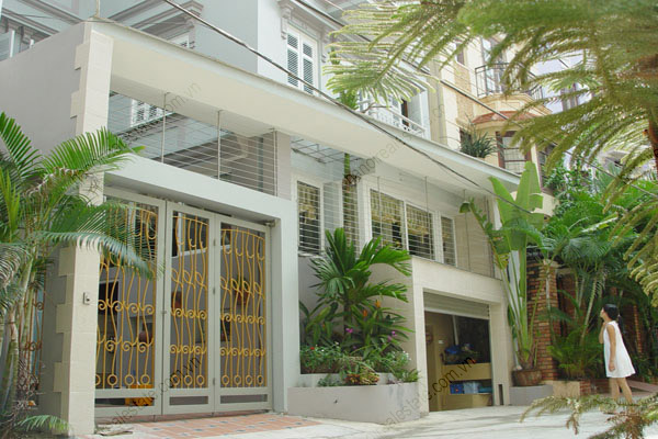 Charming, luxyry house with 4 bedroom, a garage for rent in Ba Dinh district 2
