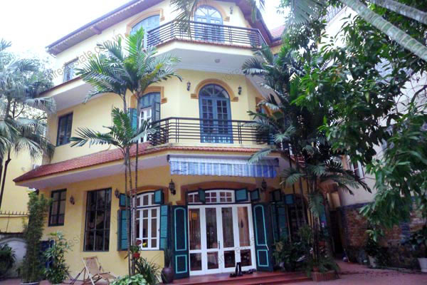Charming Villa with spacious garden & outdoor Pool in Tay Ho to rent