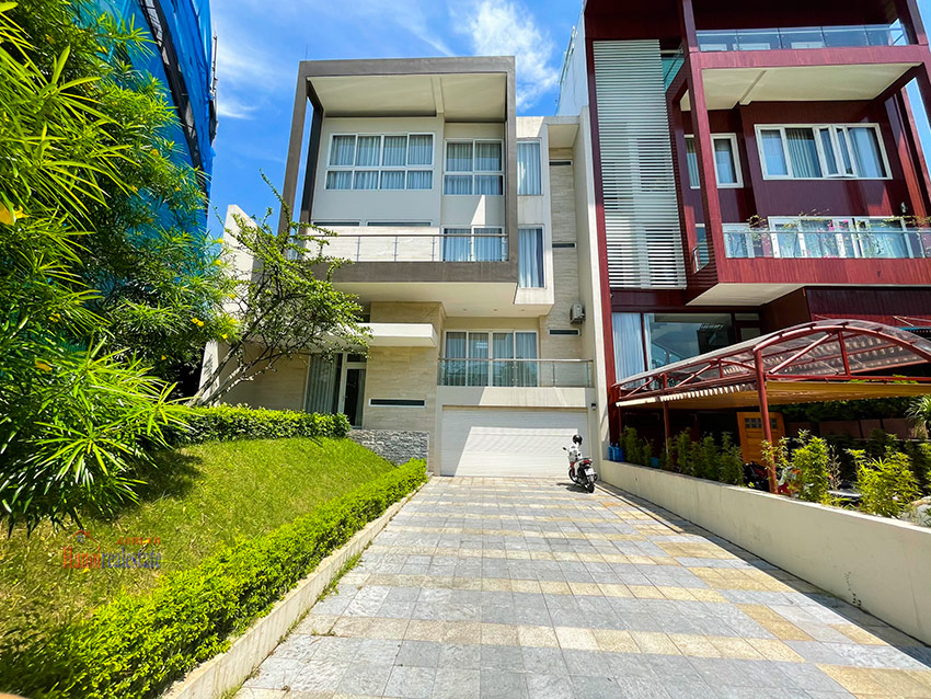 Ciputra: Glamorous 5-bedrooms house with one of the best view in Q block 1