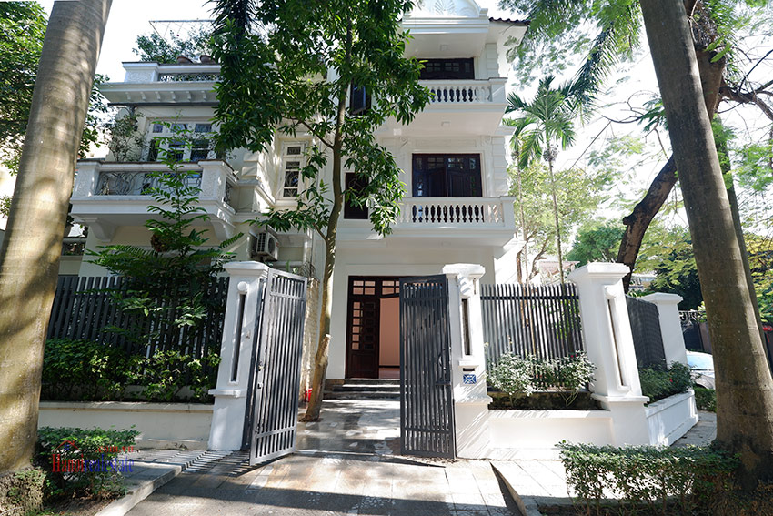 Ciputra: Traditional renovated cornered 04BRs house in C1, short walk to UNIS 1