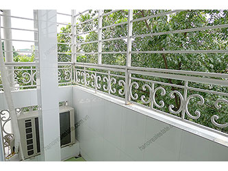 Clean balcony, Bright apartment for rent in Hai Ba Trung, Hanoi