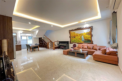 Compact 3-Bedroom Villa for Rent in Vinhomes Riverside | Fully Furnished Townhouse