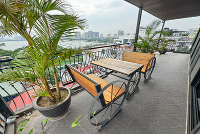 Cho thuê căn hộ Penthouse 2 phòng ngủ view Hồ Tây diện tích lớn trọn nội thất