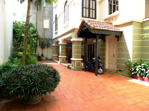 Free standing house, huge garden, good size living room in Tay Ho 2