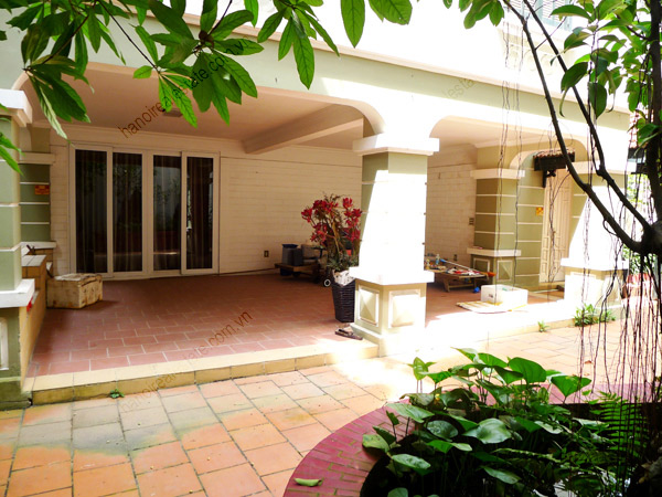 Free standing house, huge garden, good size living room in Tay Ho 4
