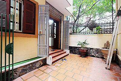 Front yard 4-bedroom house to rent on Tu Hoa Street