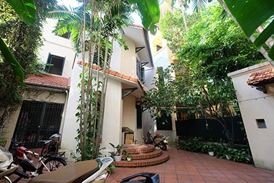 Charming house with large courtyard to rent on Xuan Dieu