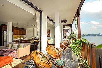 Cho thuê căn hộ 02 phòng ngủ: tầng cao, view Hồ Tây tuyệt đẹp tại làng Yên Phụ, quận Tây Hồ