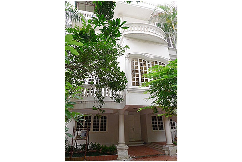 House for rent in Dang Thai Mai street with nice garden, bright and airy 2
