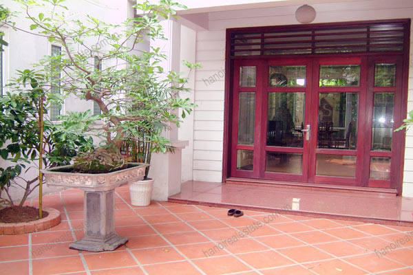House for rent in Hai Ba Trung Hanoi with nice garden, furnished 2