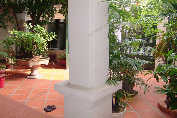House for rent in Hai Ba Trung Hanoi with nice garden, furnished 3
