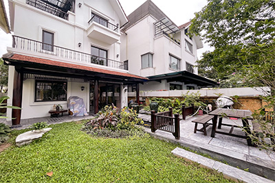 Cho Thuê Biệt Thự Phong Cách Đông Dương tại Vinhomes Riverside, 270m², 5 PN, Sân Vườn Hồ Koi