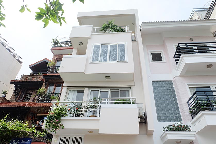 Lake front 04BRs house for rent at Nguyen Dinh Thi St, Ba Dinh District 25