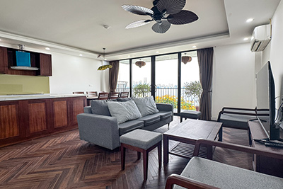 Cho thuê căn hộ view hồ trên đường Yên Phụ ba phòng ngủ