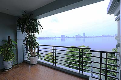 Lake view 03BRs apartment on Tu Hoa St, balcony