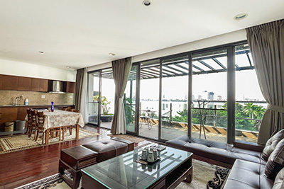 Cho thuê căn hộ 2 phòng ngủ view hồ tại Quảng Khánh, ban công rộng rãi