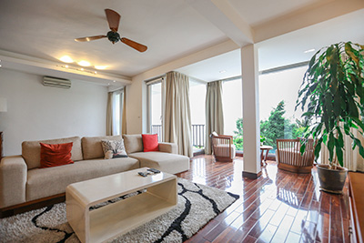 Cho thuê căn hộ 2 phòng ngủ view hồ đẹp trên phố Quảng Khánh, Tây Hồ