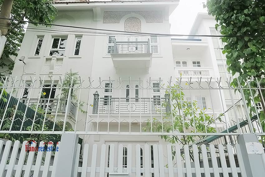 Lake view house with front yard to rent in Tay Ho