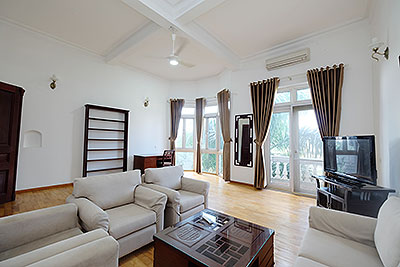Lake View, Spacious 3 BR apartment for rent in Xuan Dieu