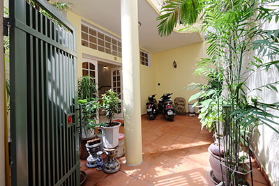 Lovely 02 bedroom house with large courtyard in Tay Ho to rent