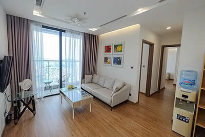 Căn hộ cao cấp cho thuê tại Vinhomes Metropolis, tầm nhìn ra hồ.