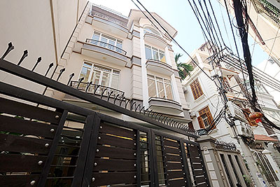 Modern 4 bedroom house with front yard to rent in Tay Ho