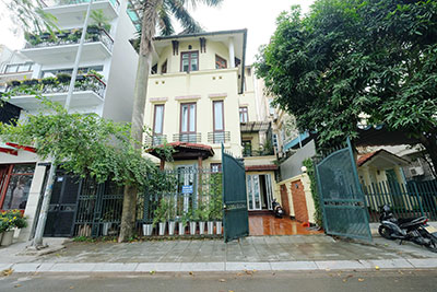 Modern house with lake view close to Sheraton hotel